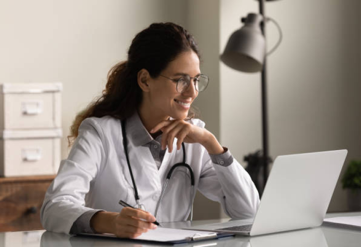 woman doctor working on computer